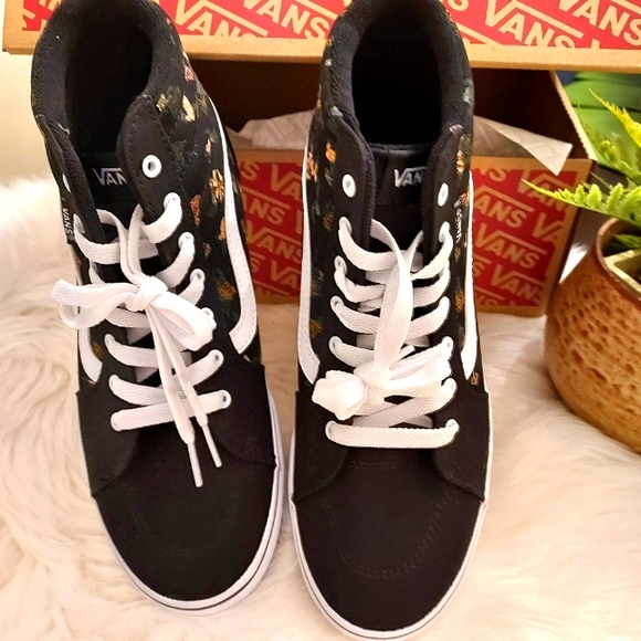 VANS: Hightop Garden Floral Sneaker. NWB. - Picture 2 of 9